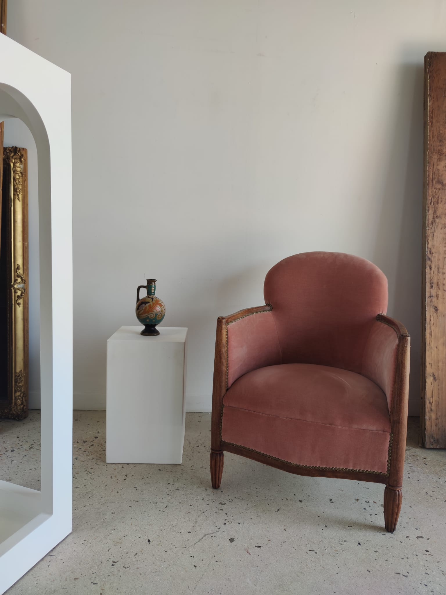 Armchair art deco pink velvet trim