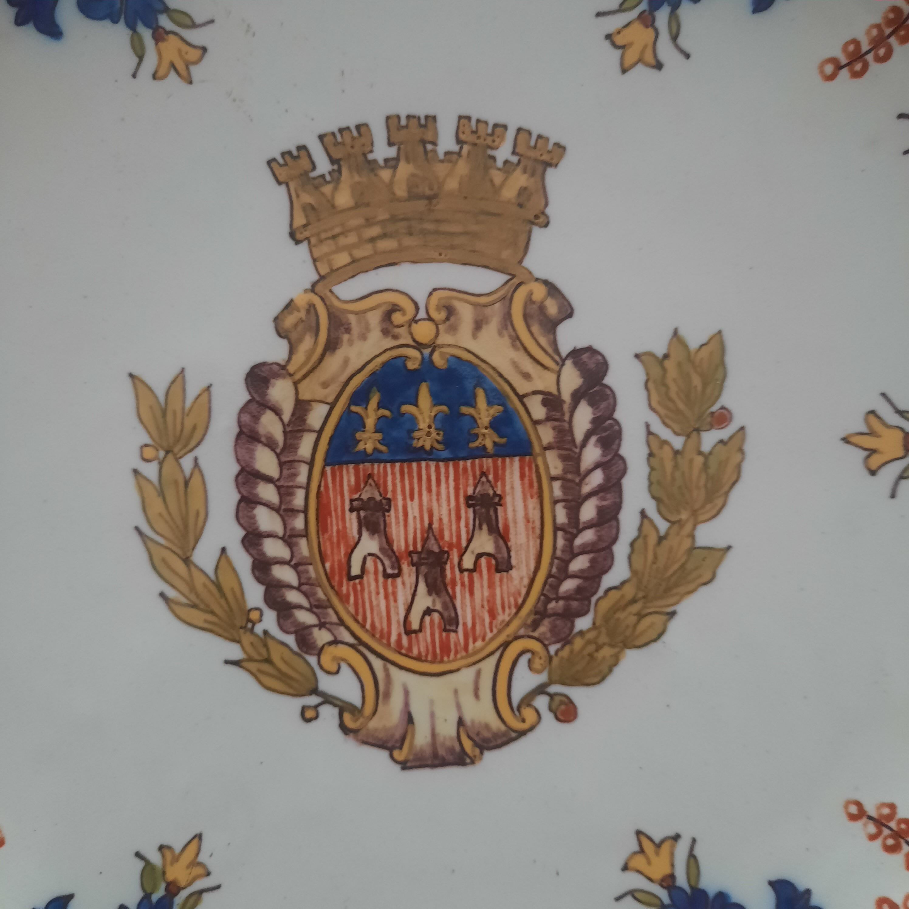 Decorative plate signed ff with coat of arms city of tours