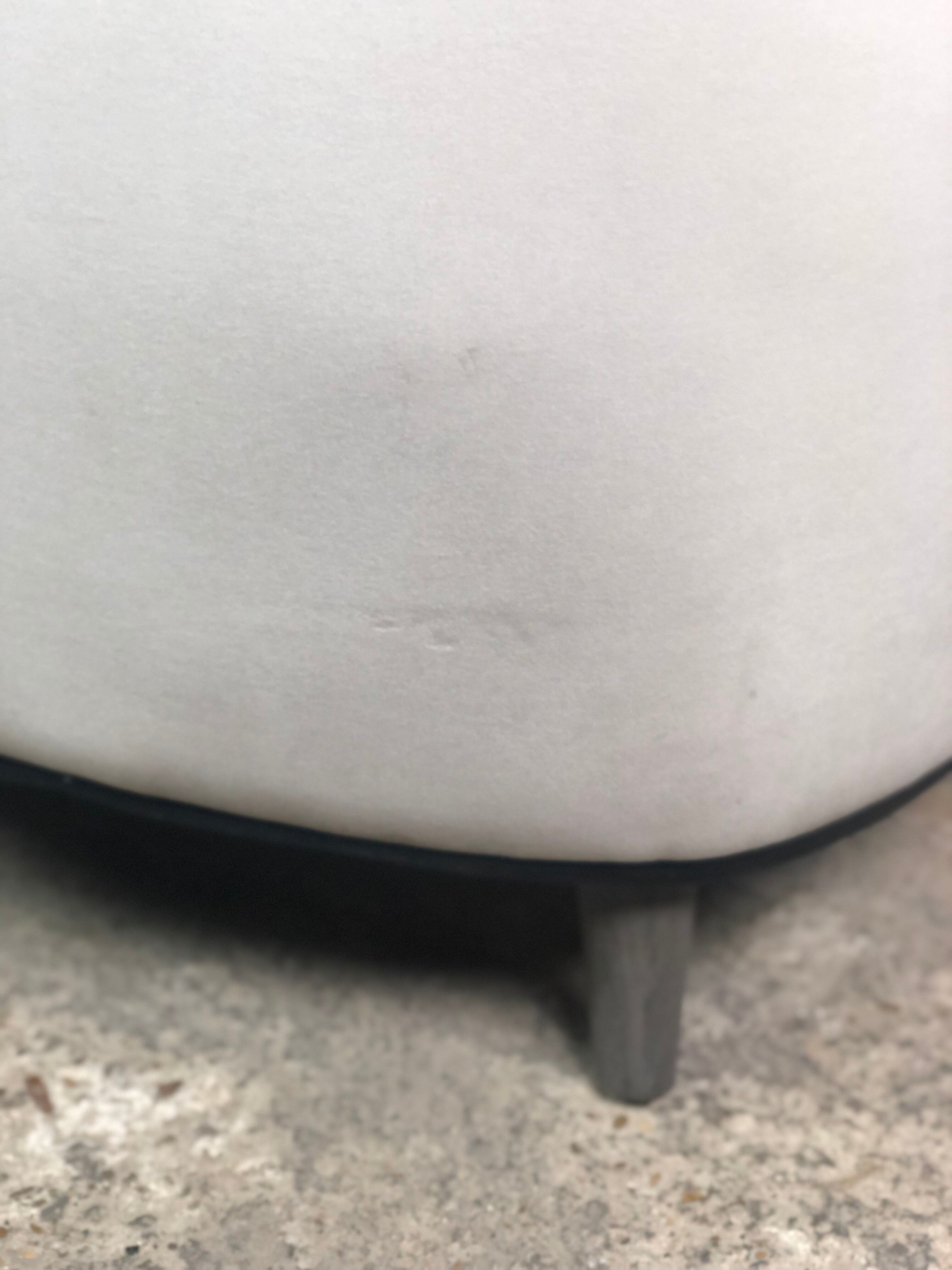 Fauteuil rétro vintage 80's en velours blanc gansé noir
