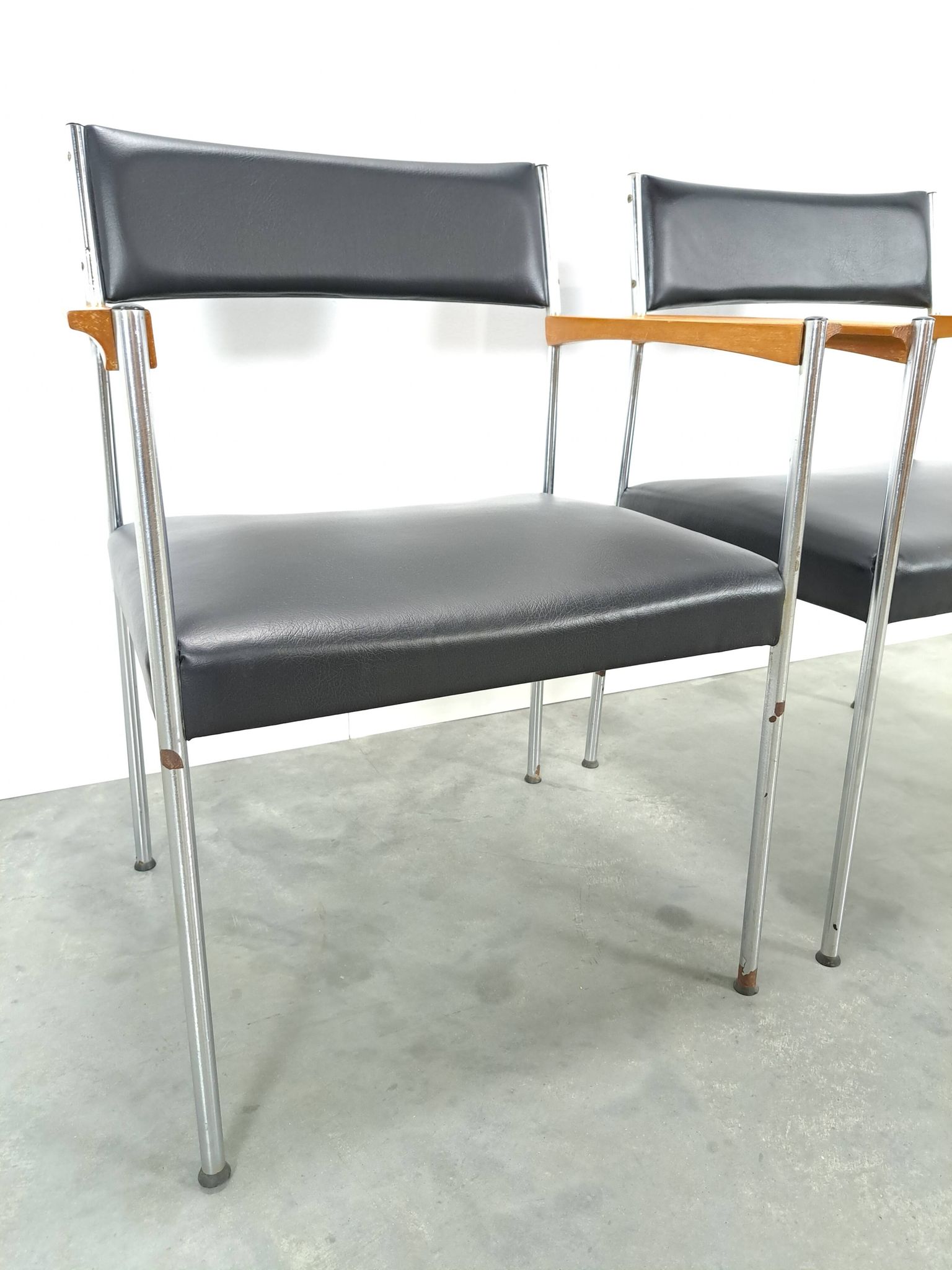 Chairs DDR with chrome base and black upholstery, dining chairs