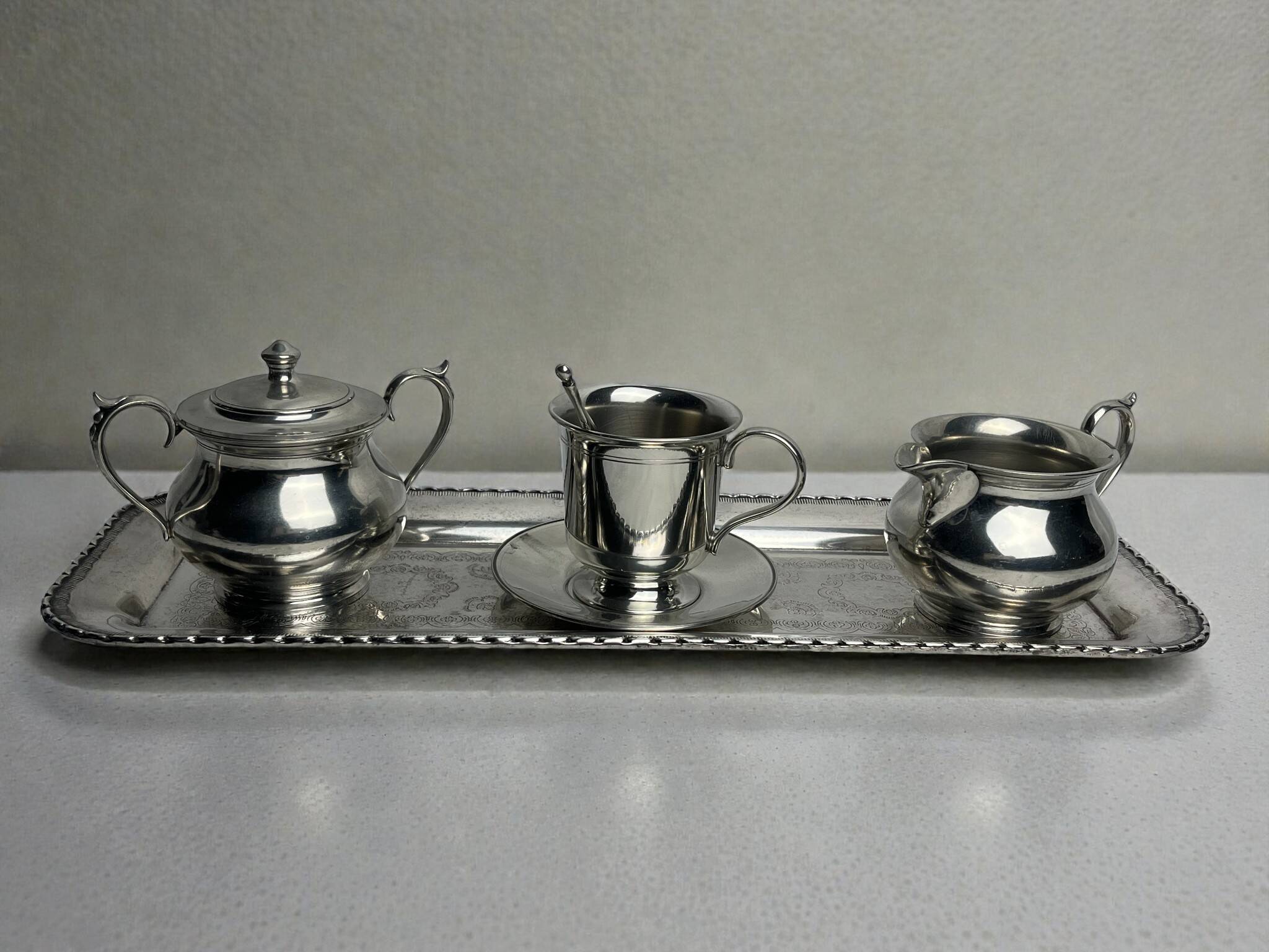 Service à café égoïste sur plateau métal argenté vers 1960