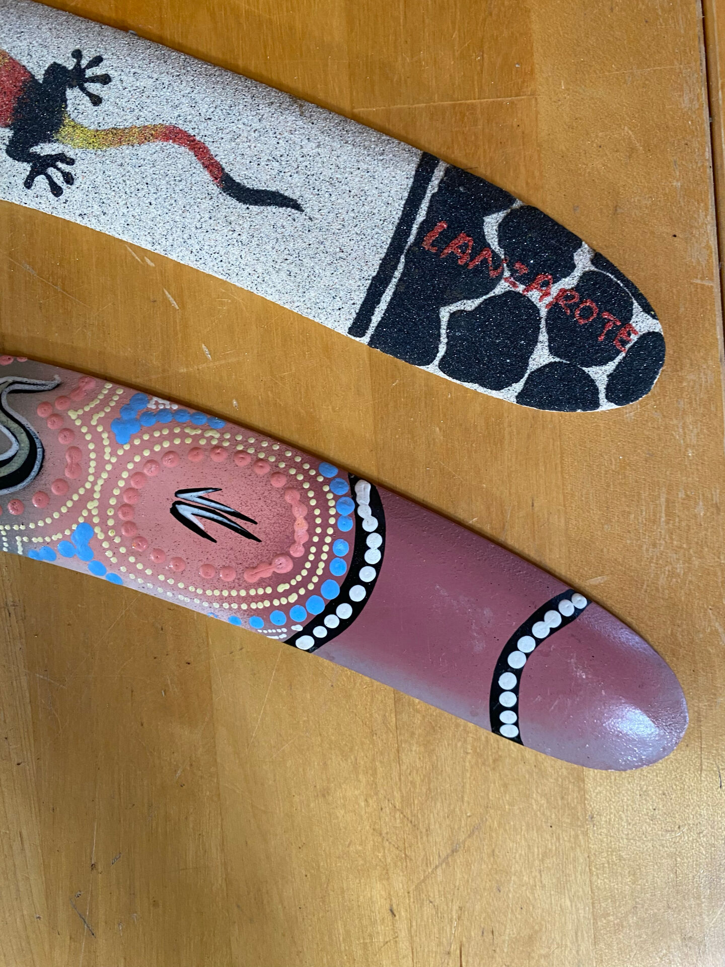 Paire boomerangs lanzarote bois peint lézards aborigène vintage