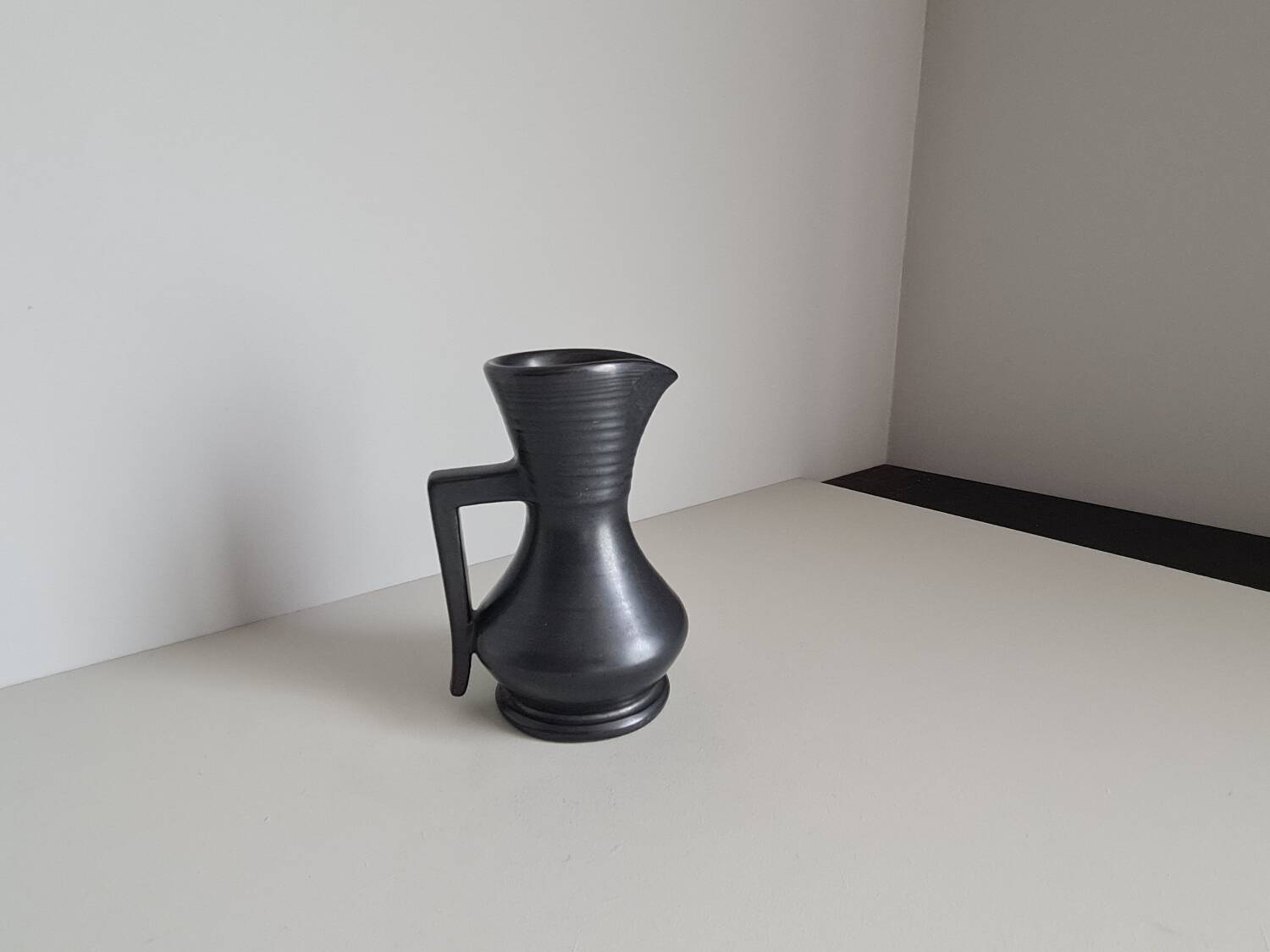 Modernist pitcher in black ceramic / handcrafted / vintage / France / 60s / mid-century / 20th century / kergonan