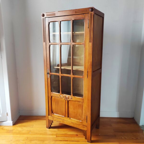 Armoire parisienne vitrine