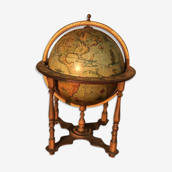 Vintage world map bar in wood