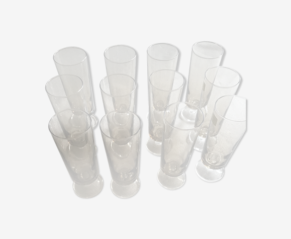 12 flutes a champagne modele suede chez Lumirac en verre fumé