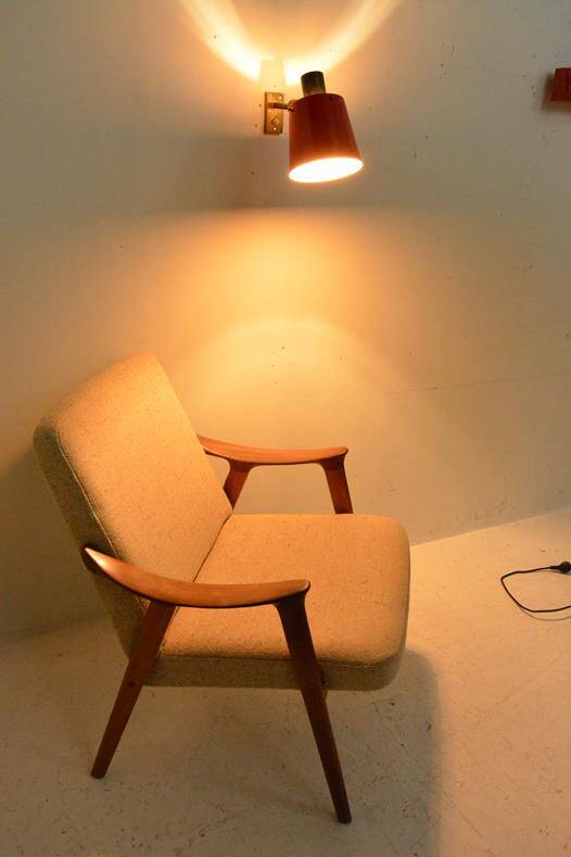 Old and rare Stilnovo wall light, red and black lacquered metal and brass With period label