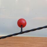 Porte manteau fer forgé et boules bois rouges