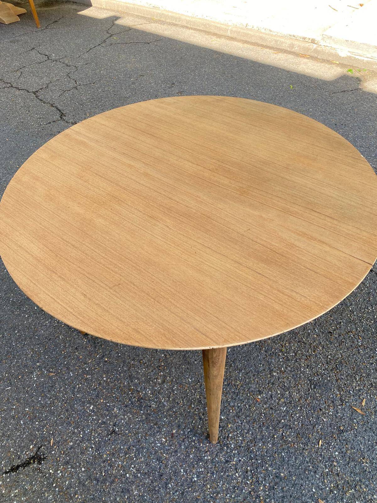 Table à manger scandinave ronde extensible décapée en teck brut 1950
