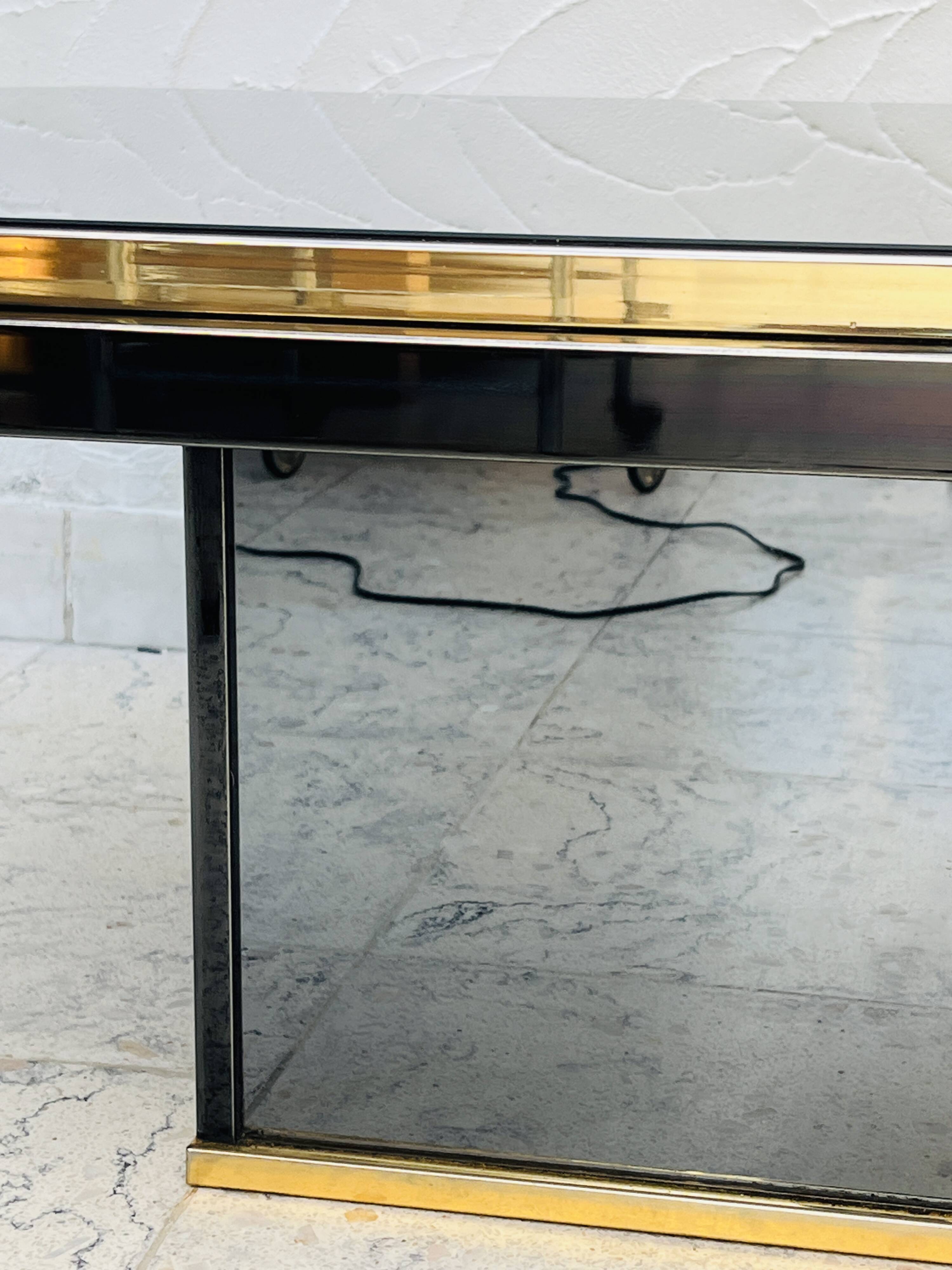 Table basse bicolore en laiton et miroir noir par Fedam