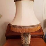 Lamp with base in the shape of a vase with Asian decorations of a golden dragon