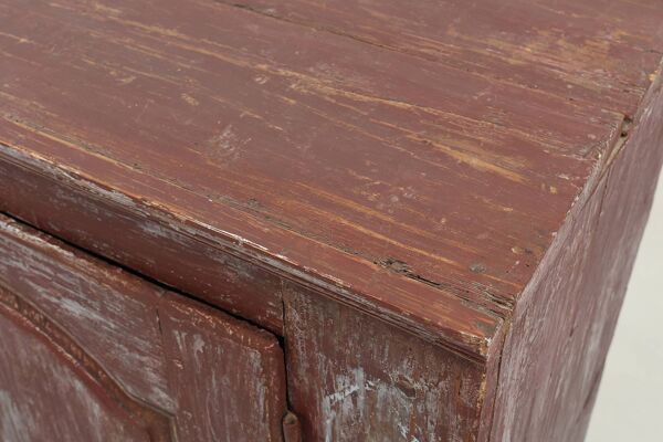 Armoire rustique parisienne en bois de pin avec de vieilles couches de peinture bordeaux, vers 18