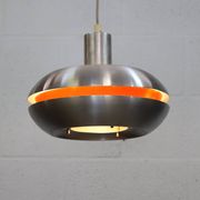 Ancienne lampe de design danois de l'ère spatiale en aluminium avec intérieur orange.