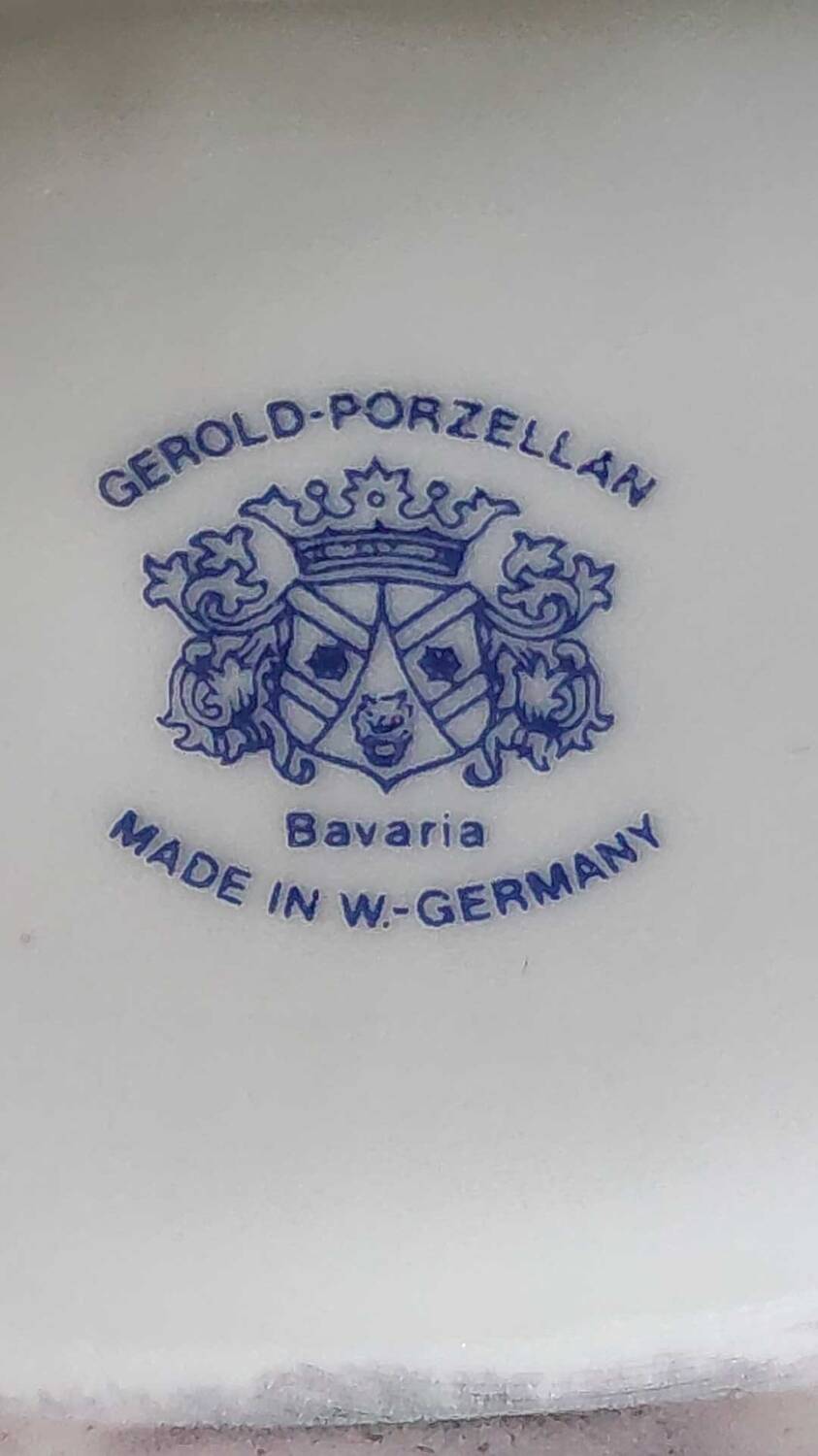 Design Vase Signed Hérold Porzellan Bavaria. In fine white porcelain/Silver filament decoration. High 22 cm
