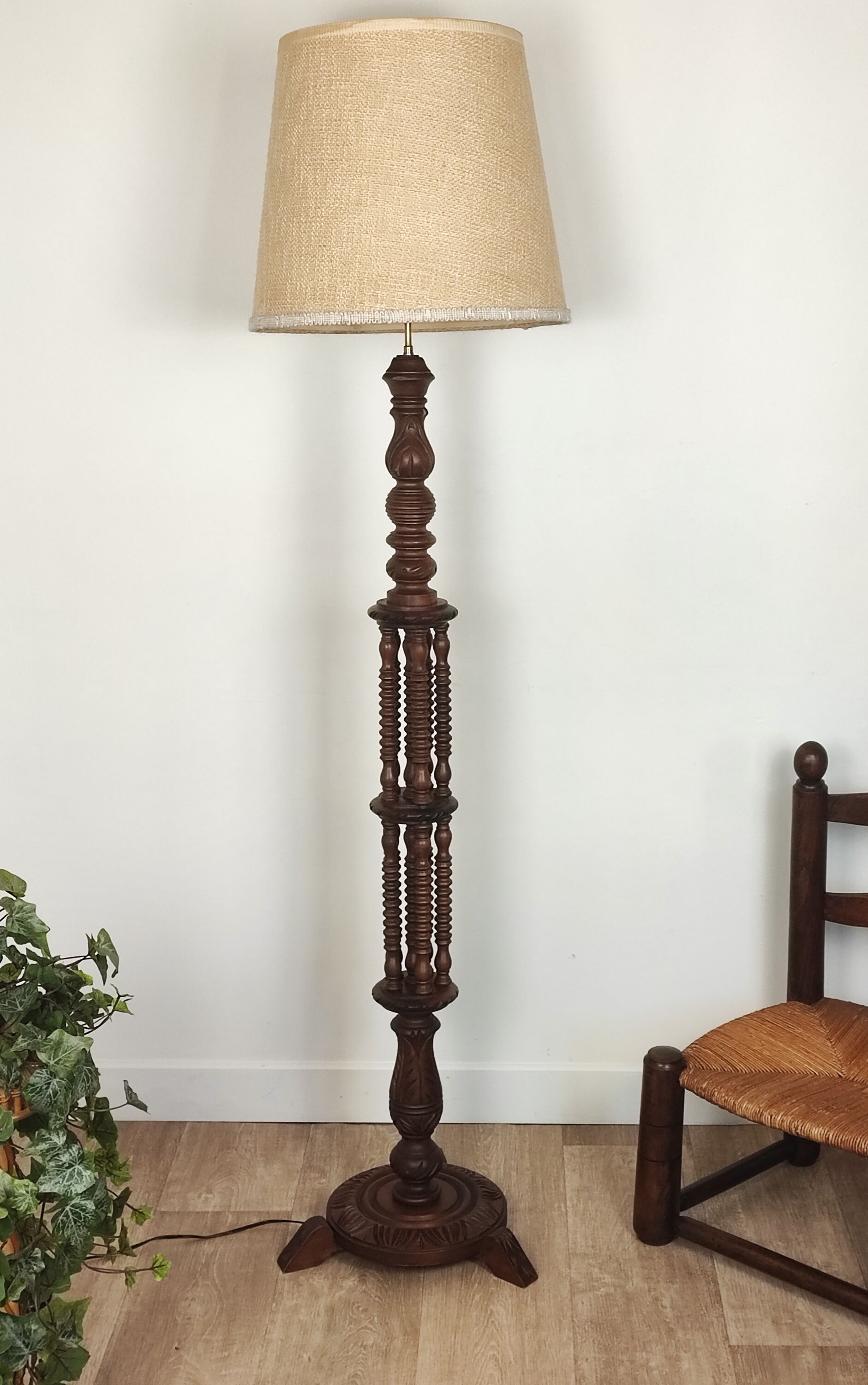 Lampadaire en bois tourné vintage