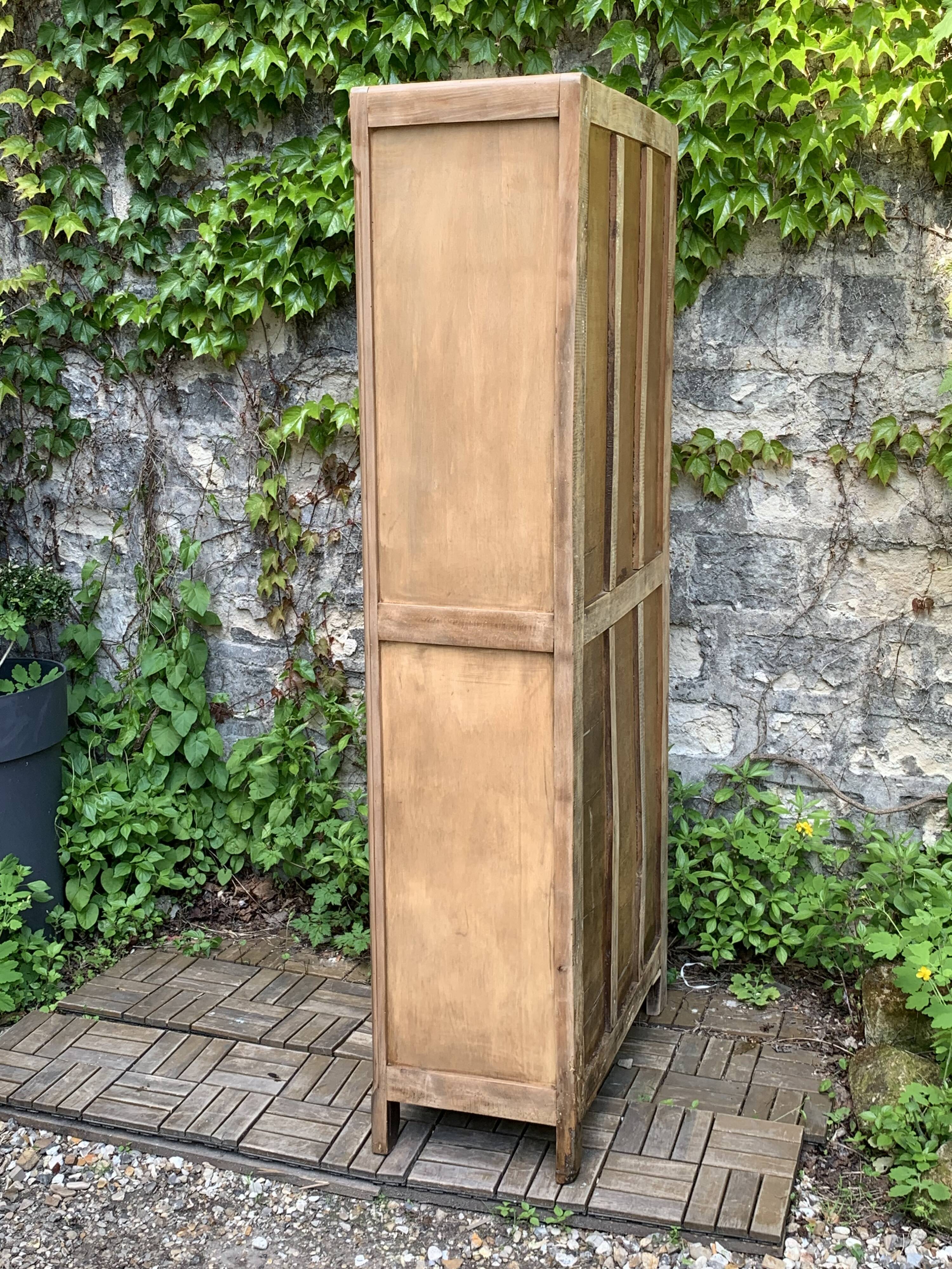 Armoire parisienne vitrée en bois brut, 1940