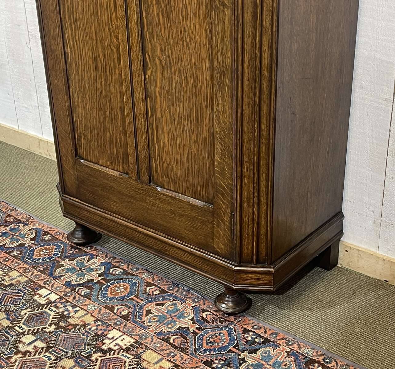 English oak wardrobe cupboard from the early 20th century