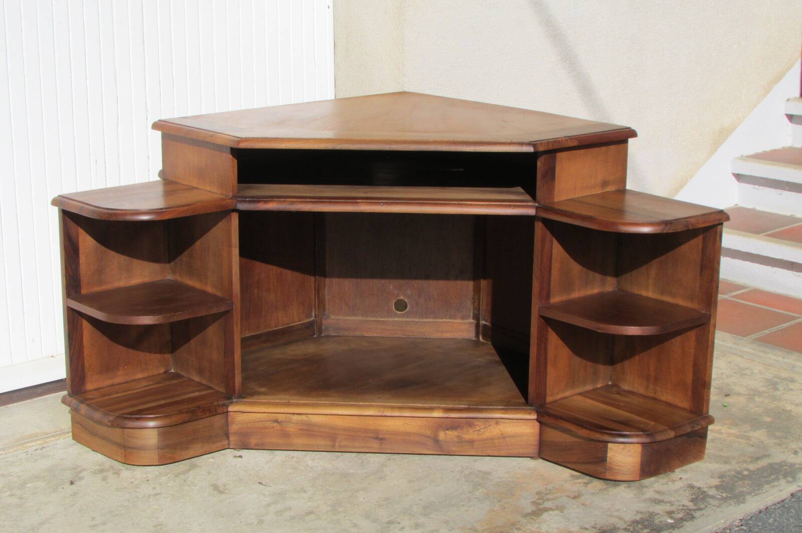 Superb corner unit in solid walnut, of very good quality