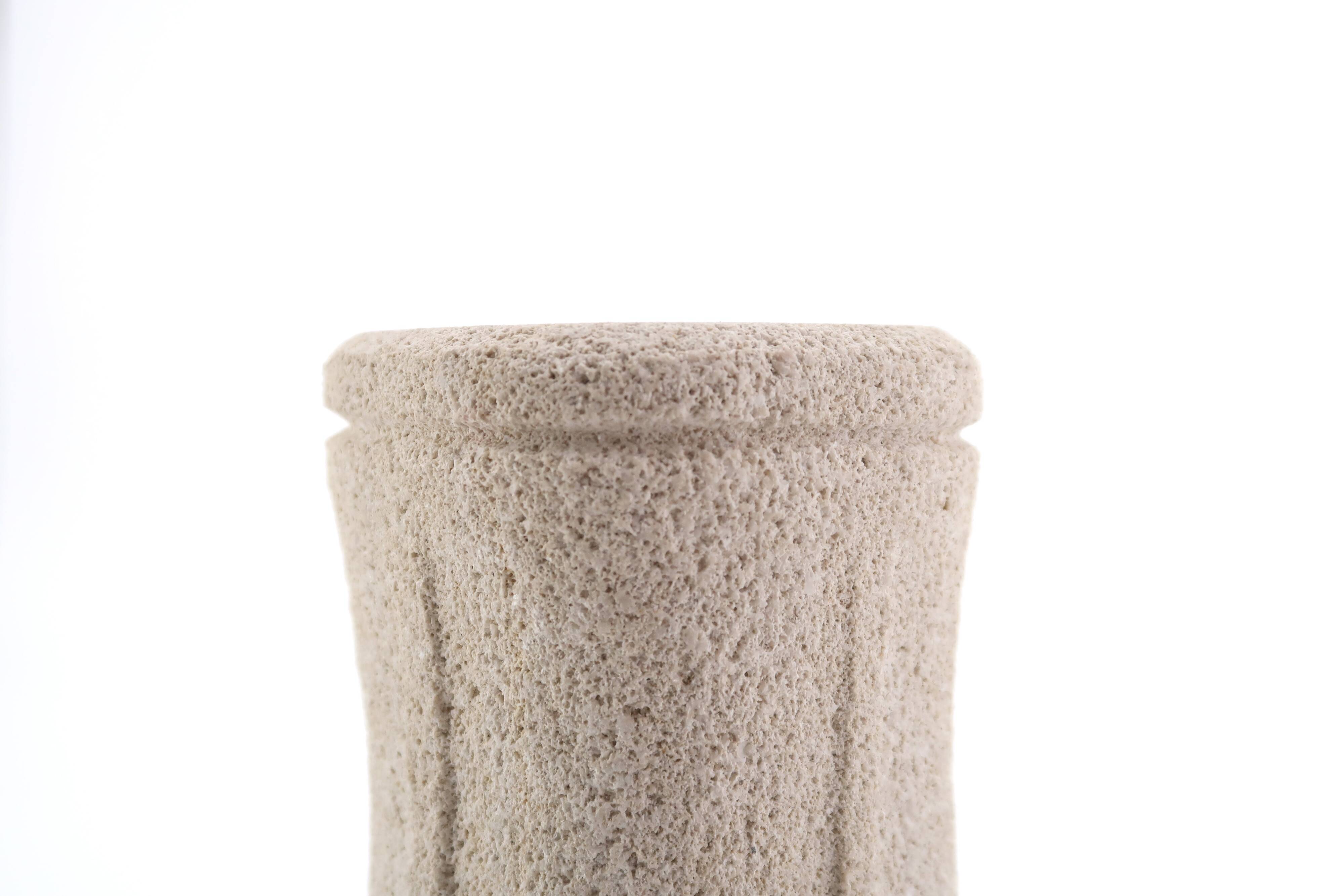 Vase ou bougeoir sculpté dans la pierre, années 70