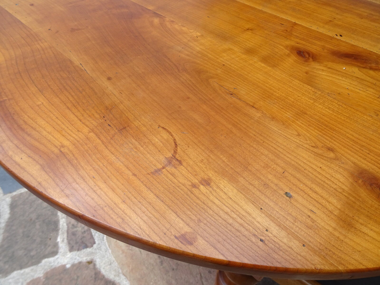 Table ovale bois fruitier