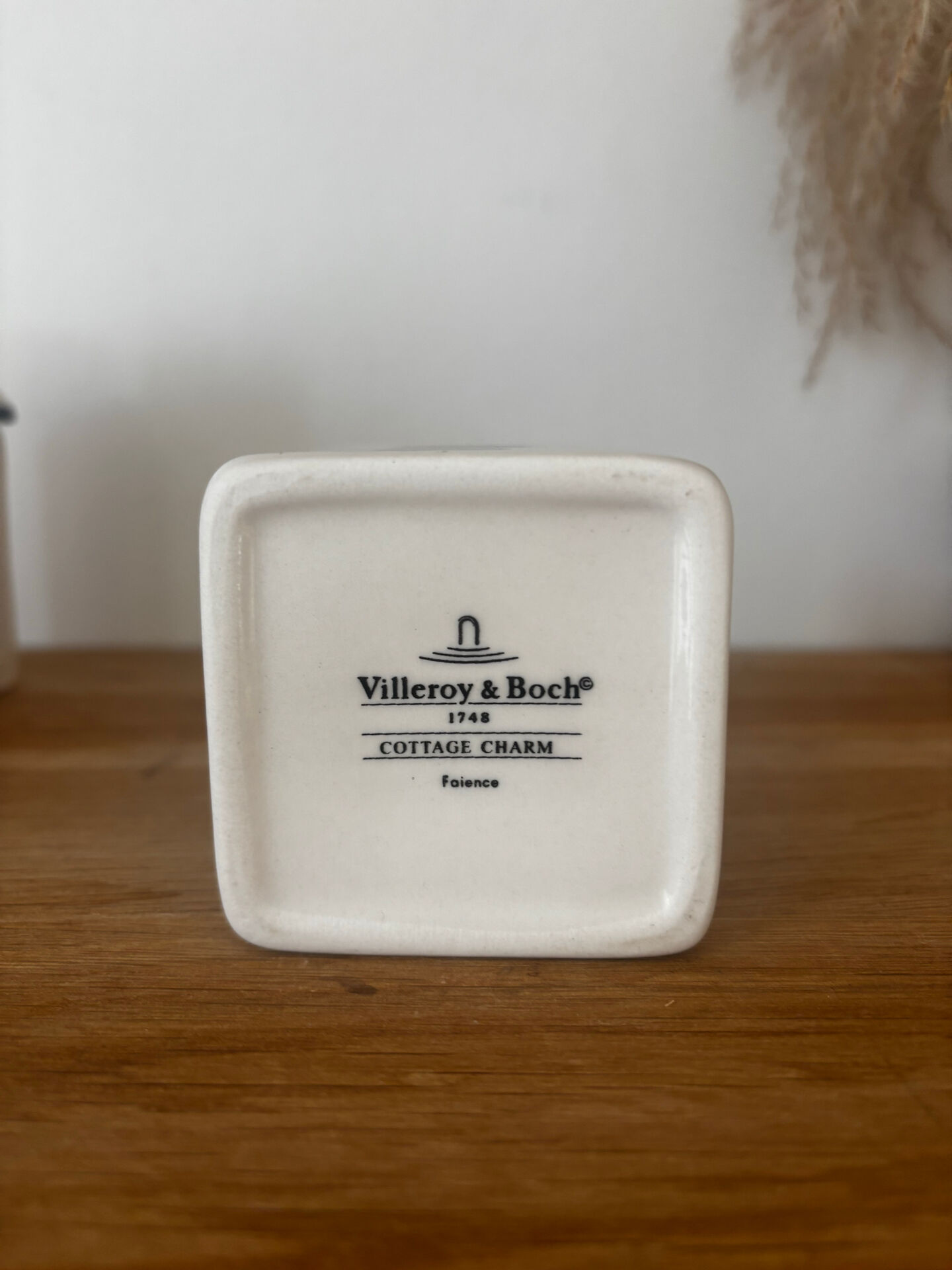 Set of 3 beautiful fruit barbotine pots by Villeroy and Boch.