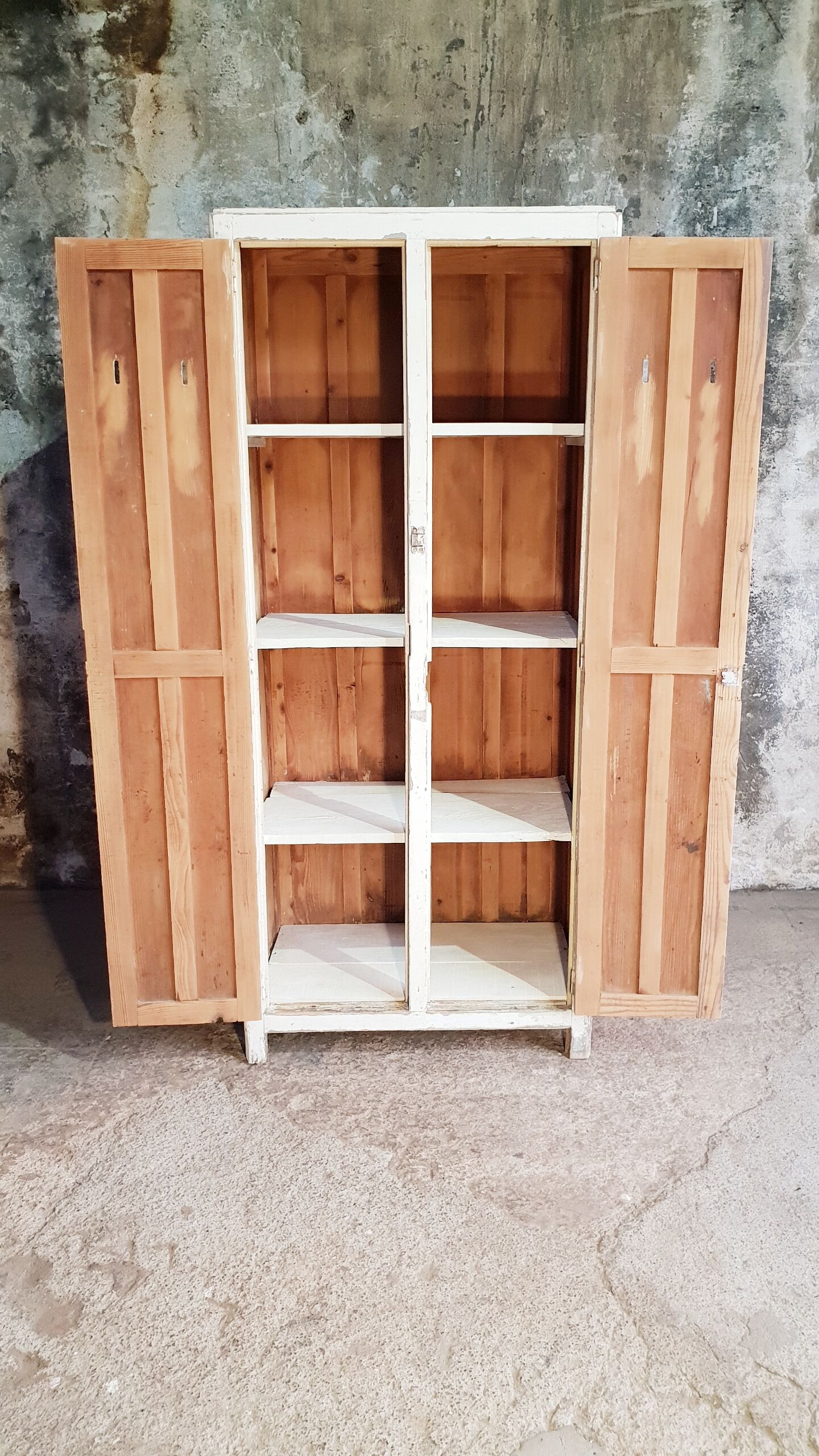 Armoire vintage