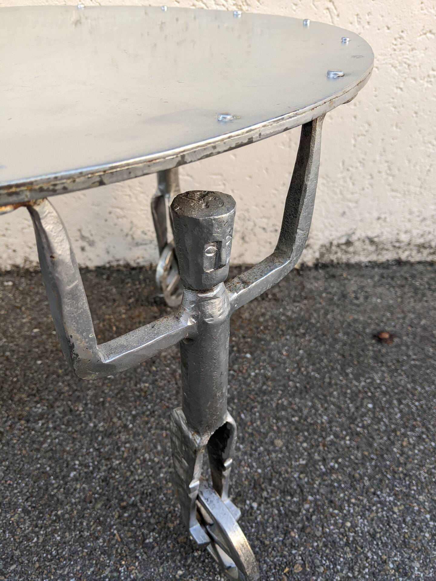 Table basse artisanale sur roulettes 1970 par Robert Evans
