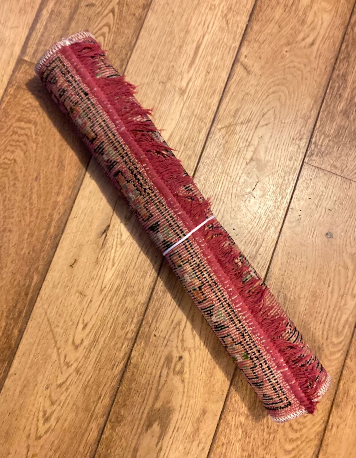 Handmade persian rug in pure virgin wool from the mid-20th century.