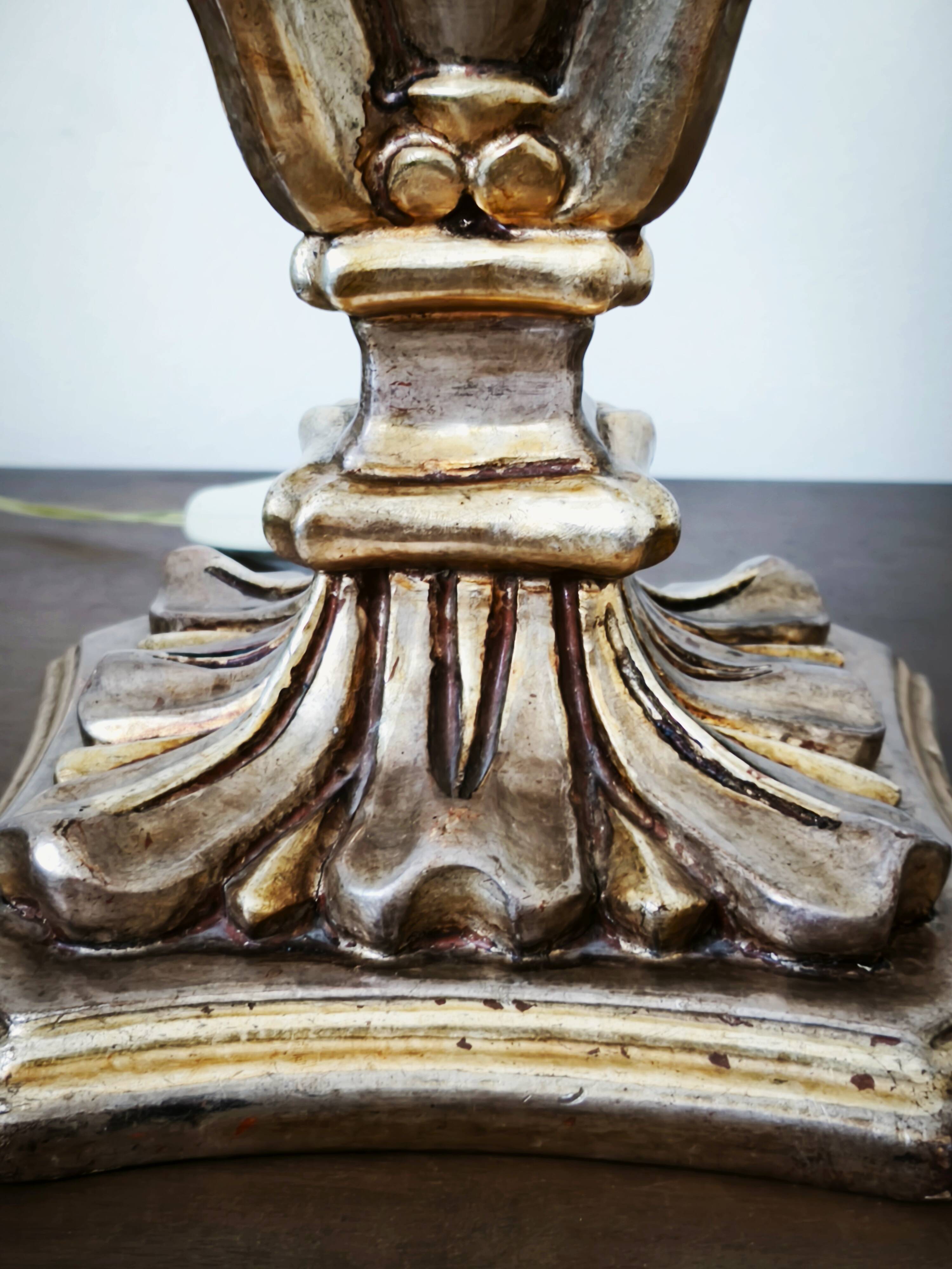 Florentine lamp in carved wood, gold leaf, silk shade.