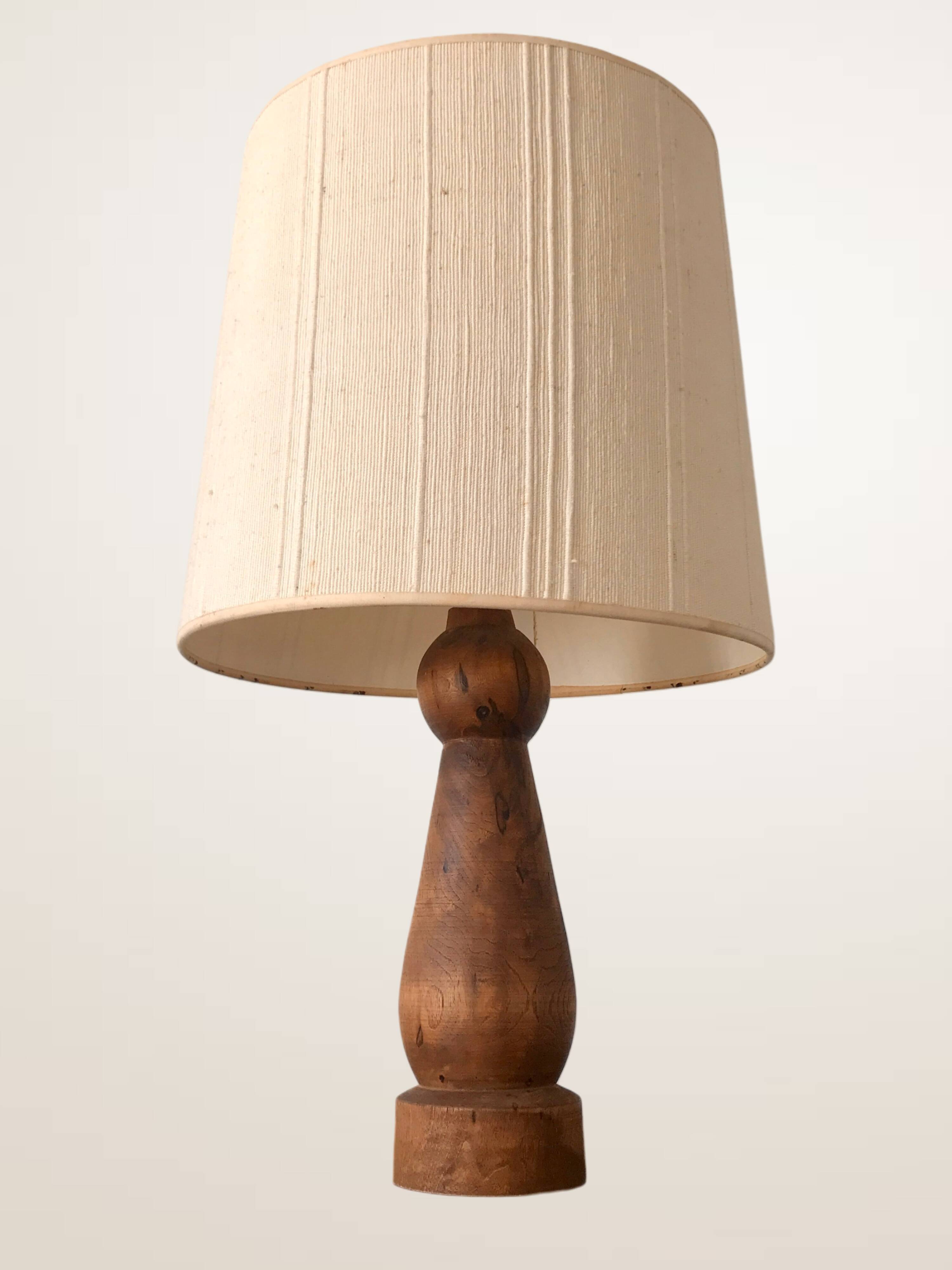 Lampe XL en bois avec abat-jour en lin
