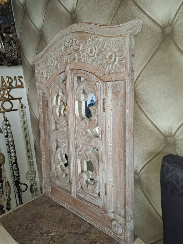 Miroir sculpté bois blanc 1990 décoratif sculpté à volets ouvrants sur un miroir carré