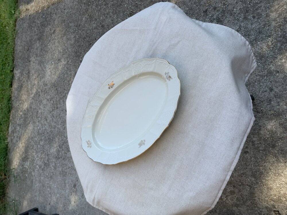 Grand plat de service en porcelaine jaune Bernadotte années 1960, bord doré et relief