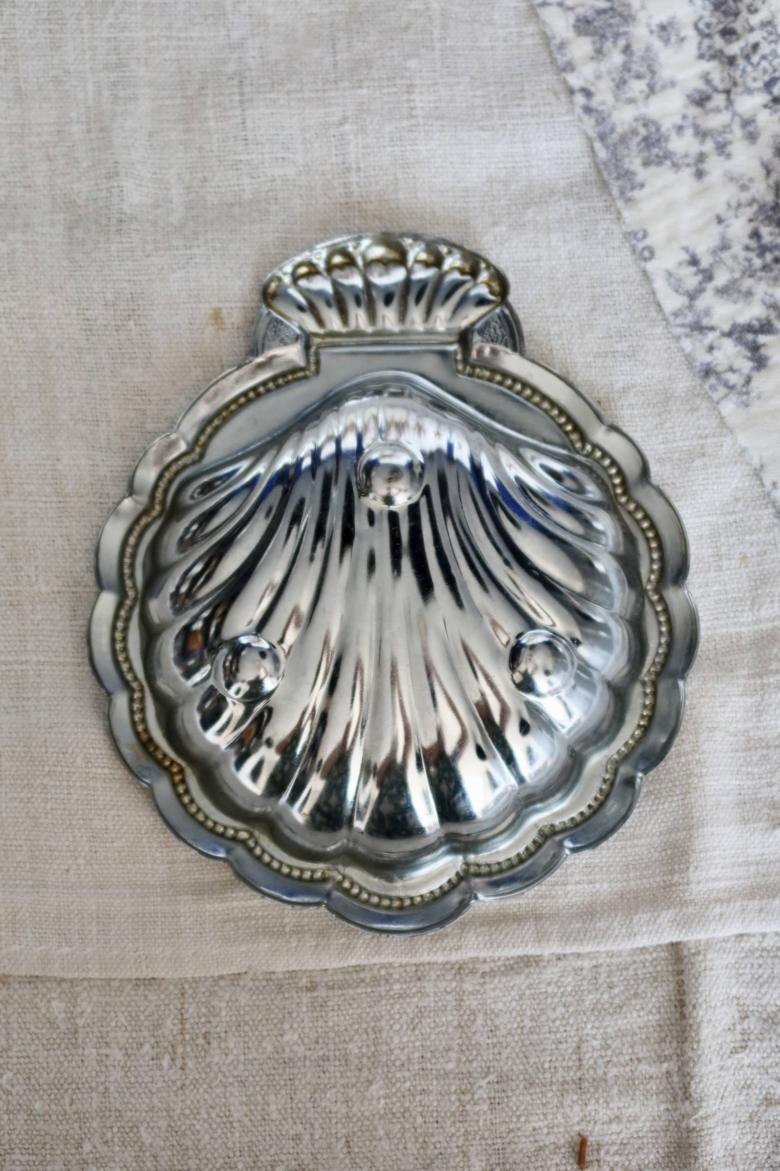 Vintage shell pocket emptier in shiny silver metal