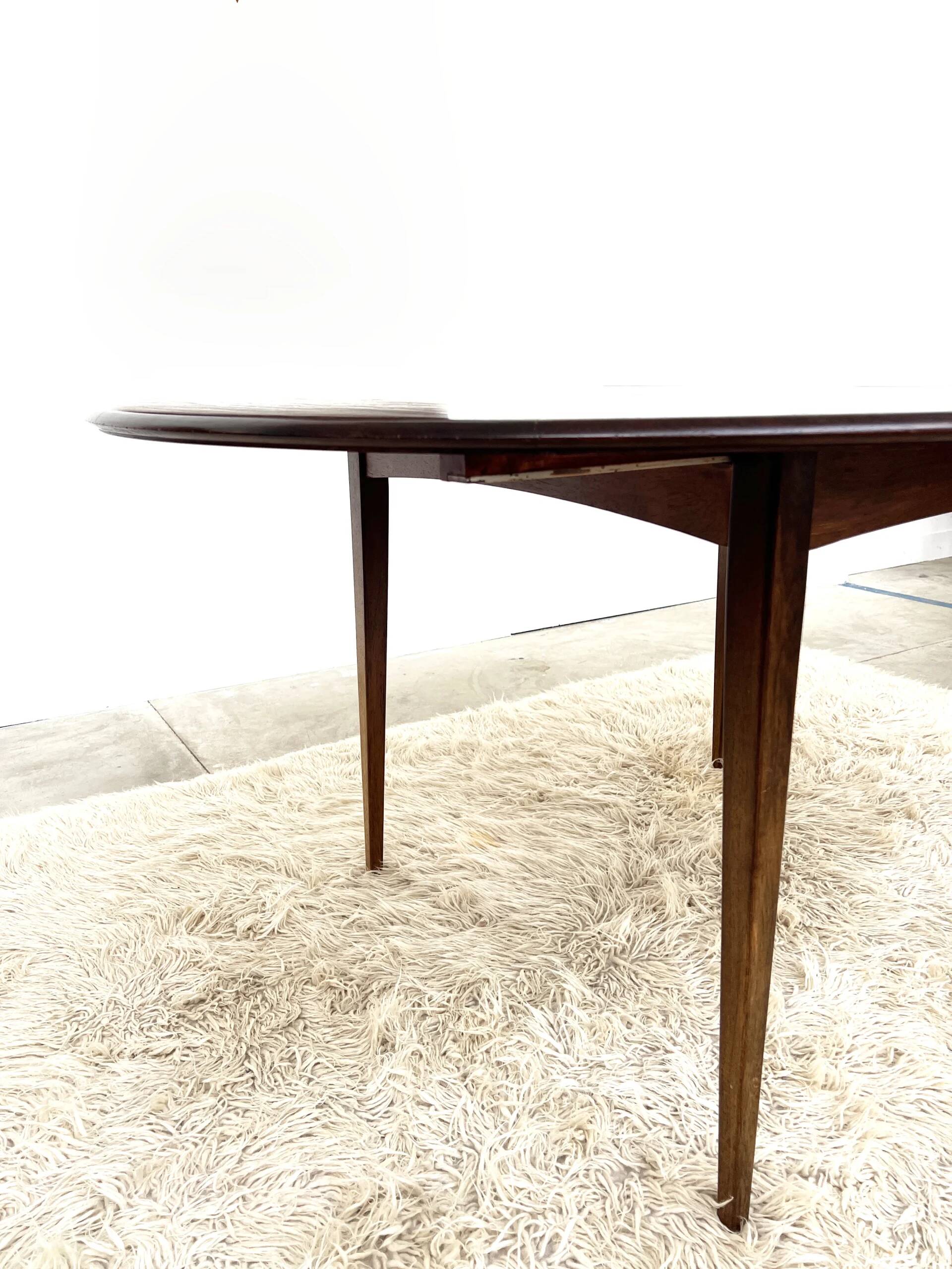 Danish round dining table in rosewood – 1950s design with butterfly extension.