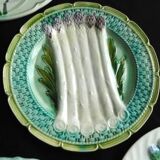 Assiettes d’asperges anciennes françaises en barbotine