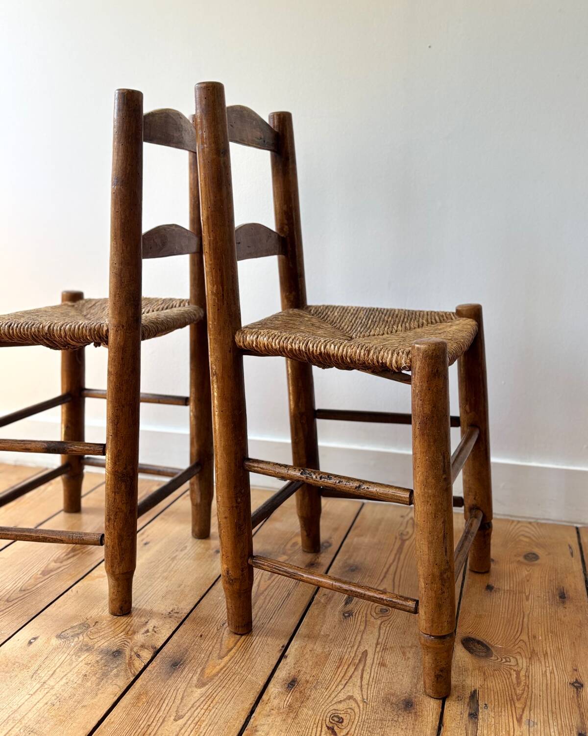 Chaises brutalistes en bois et paille