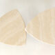 Paire de tables basses ou tables d'appoints triangulaires arondi en travertine