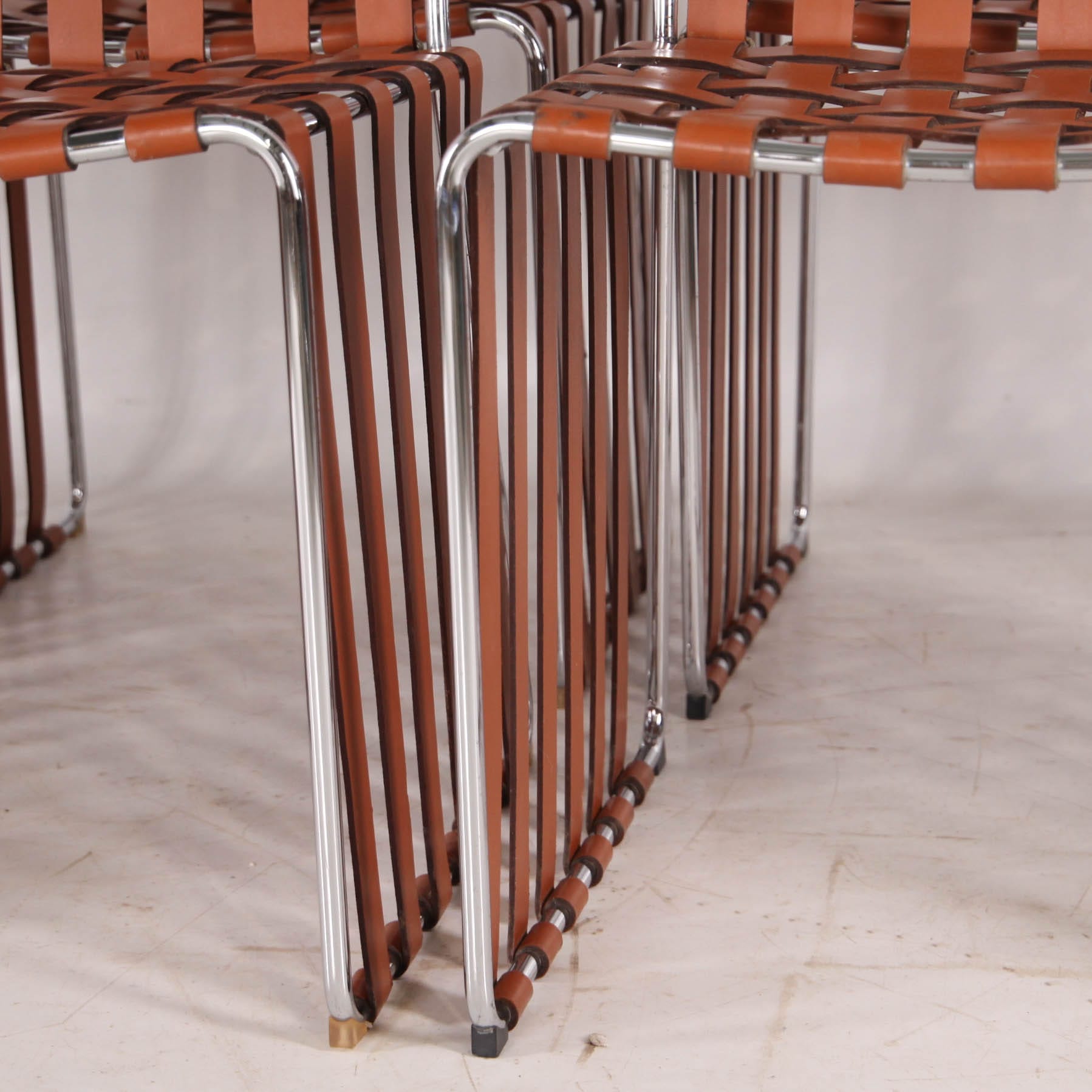 Suite de 6 chaises en cuir et chrome