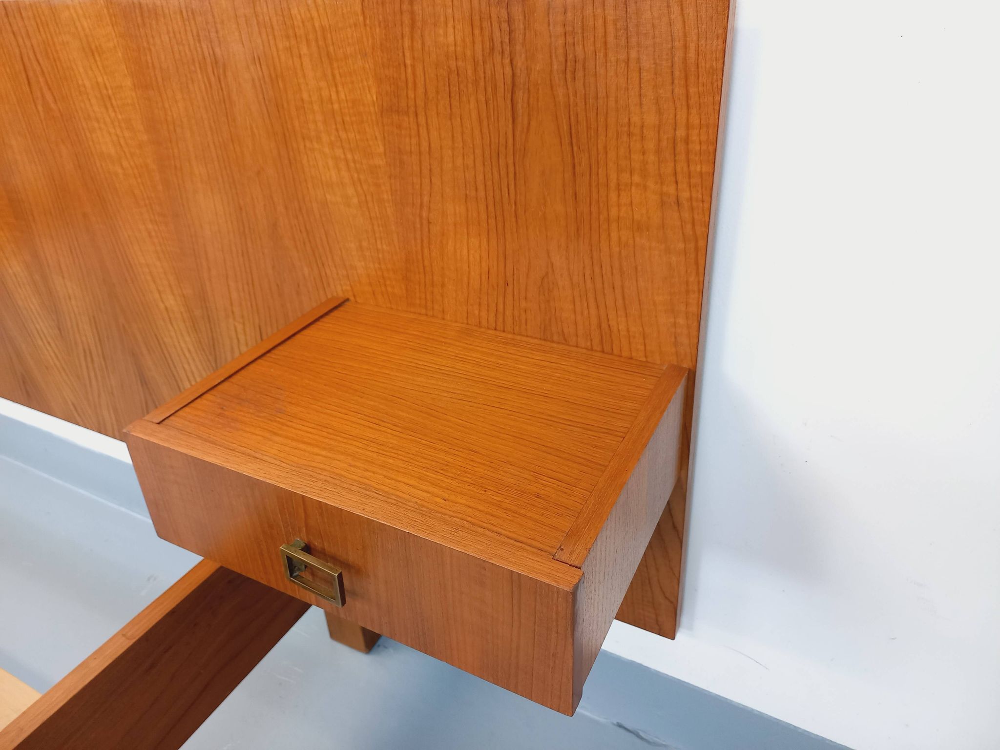 Double bed vintage modernist in teak and black metal from the 1960s with bedside tables.