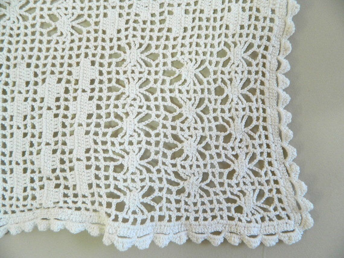 White cotton placemat and handmade lace