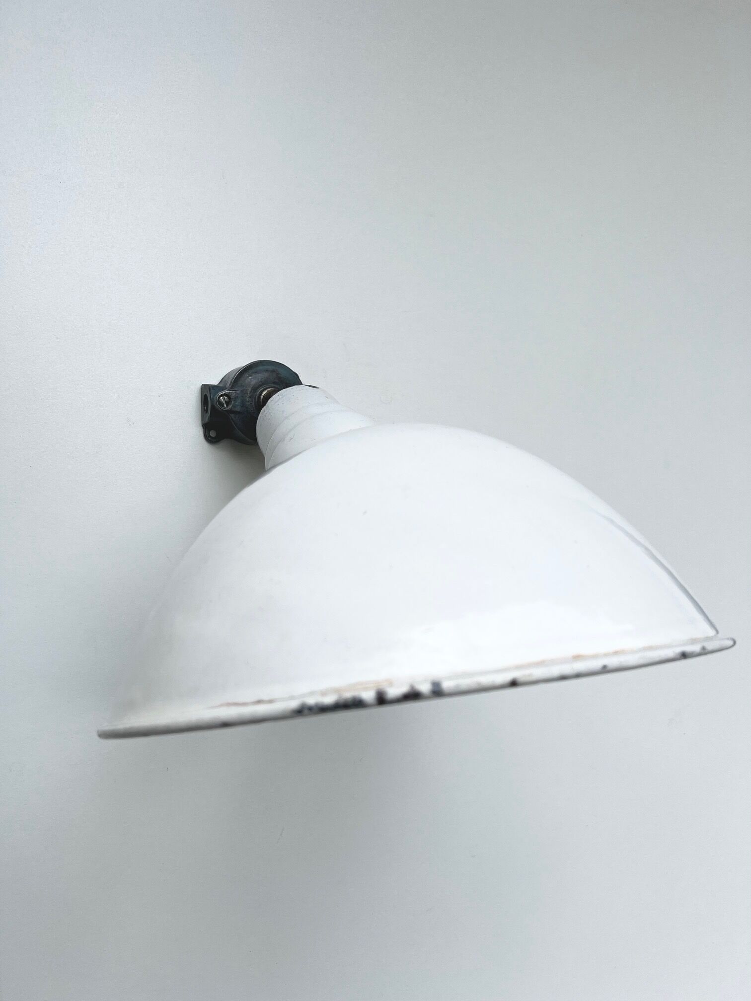 White enamelle tole wall lamp ø 31 cm brand benjamin usa