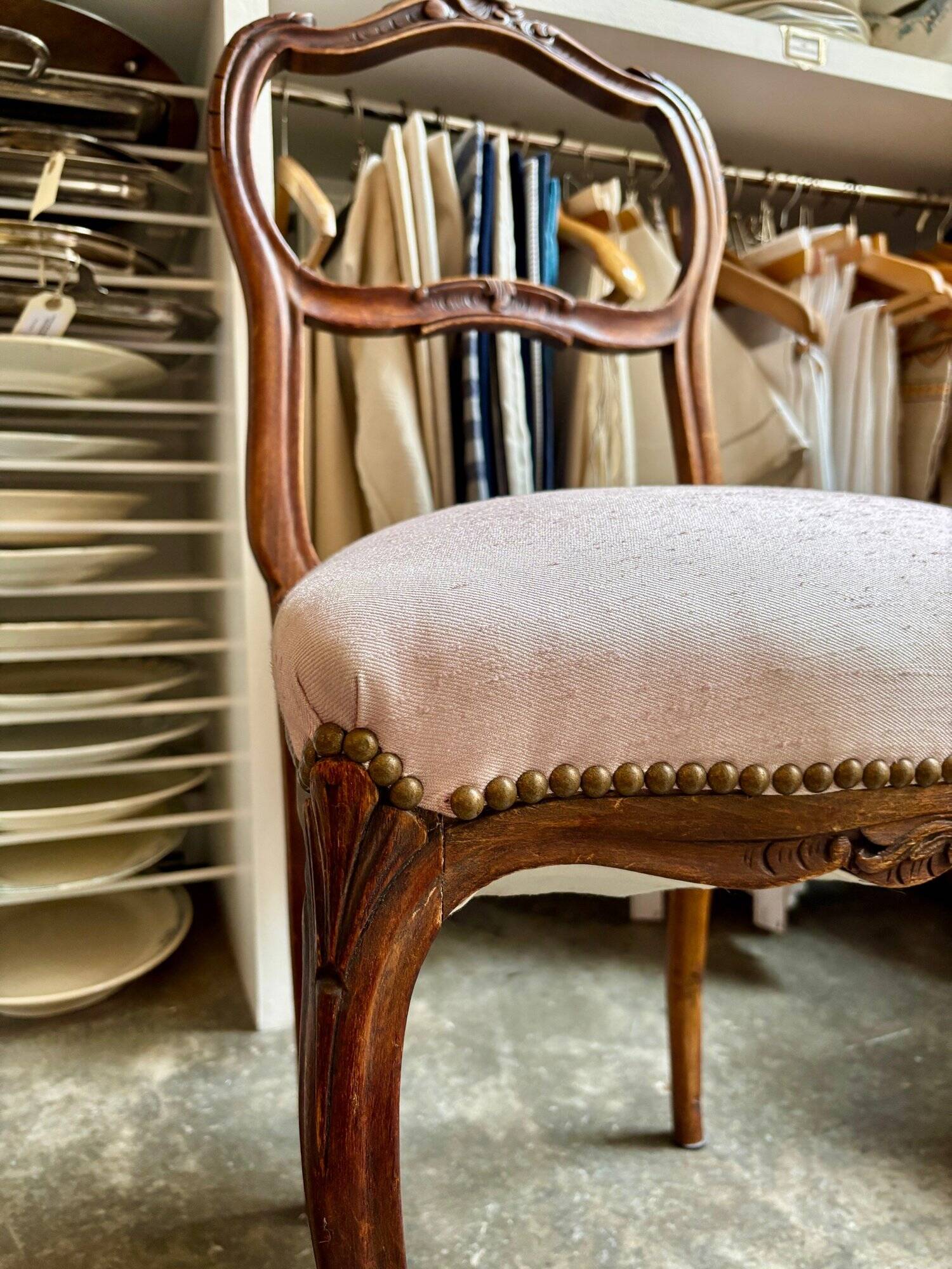 Chaise en bois ciselé et tissu rose poudré