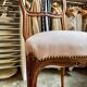 Chaise en bois ciselé et tissu rose poudré