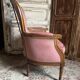 Petit fauteuil Louis XVI en velours vieux rose, assise déhoussable – Chic et confortable