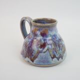 Pichet en céramique à émail violet bleu signé