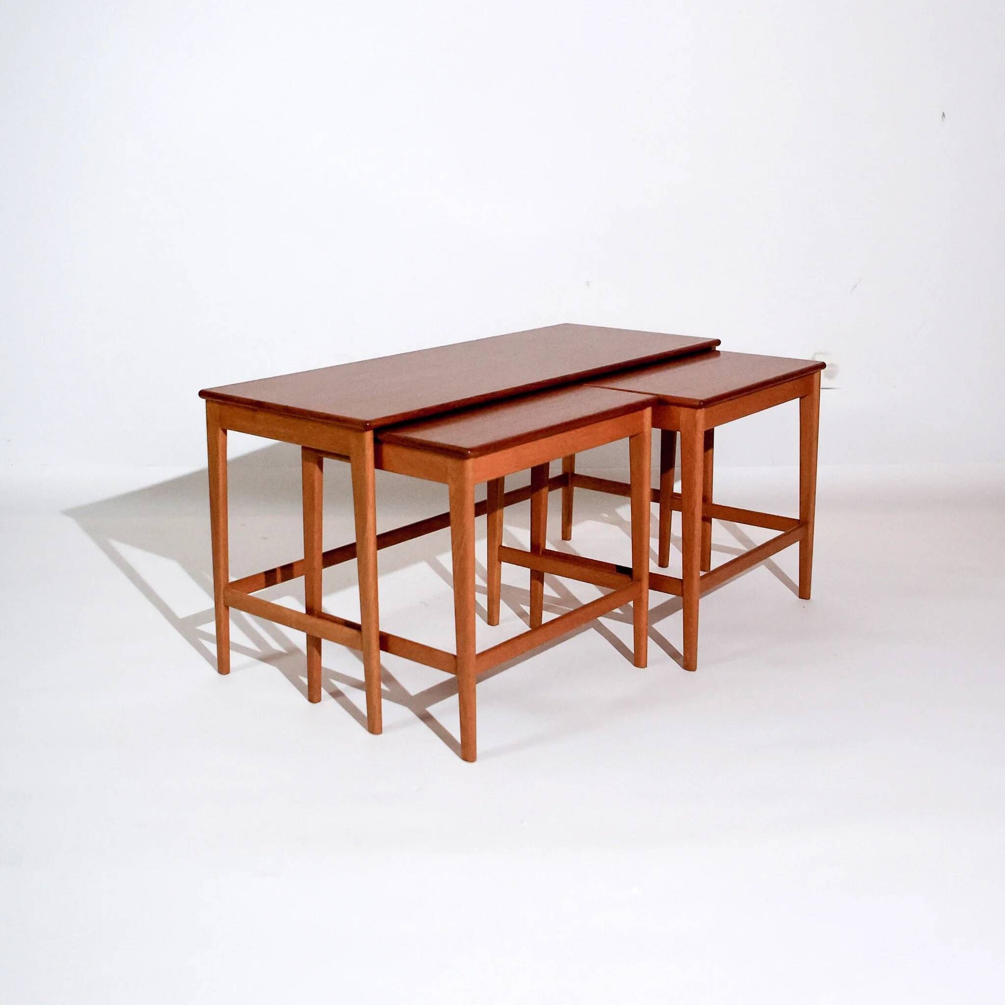 Ensemble vintage de trois tables gigognes par Bra Bohag, Bjärnum, teck, années 1960