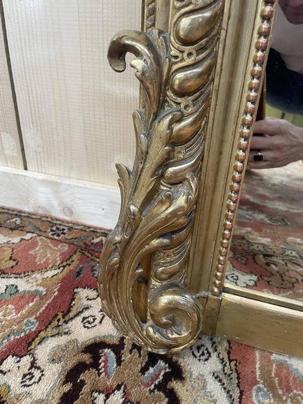 Miroir époque Napoléon III à fronton à la feuille d'or