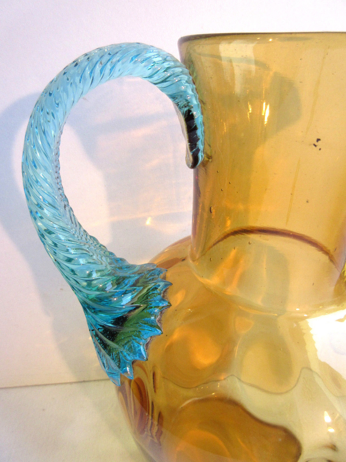Pichet pot à eau George Sand art nouveau, verre ambre et anse bleue