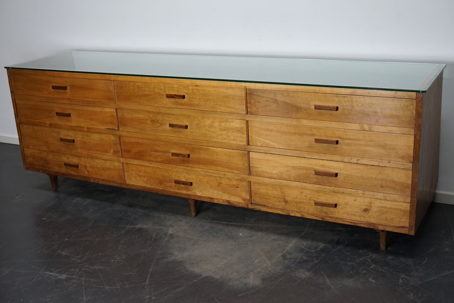 Armoire ou comptoir de mercerie en noyer espagnol vintage, années 1960