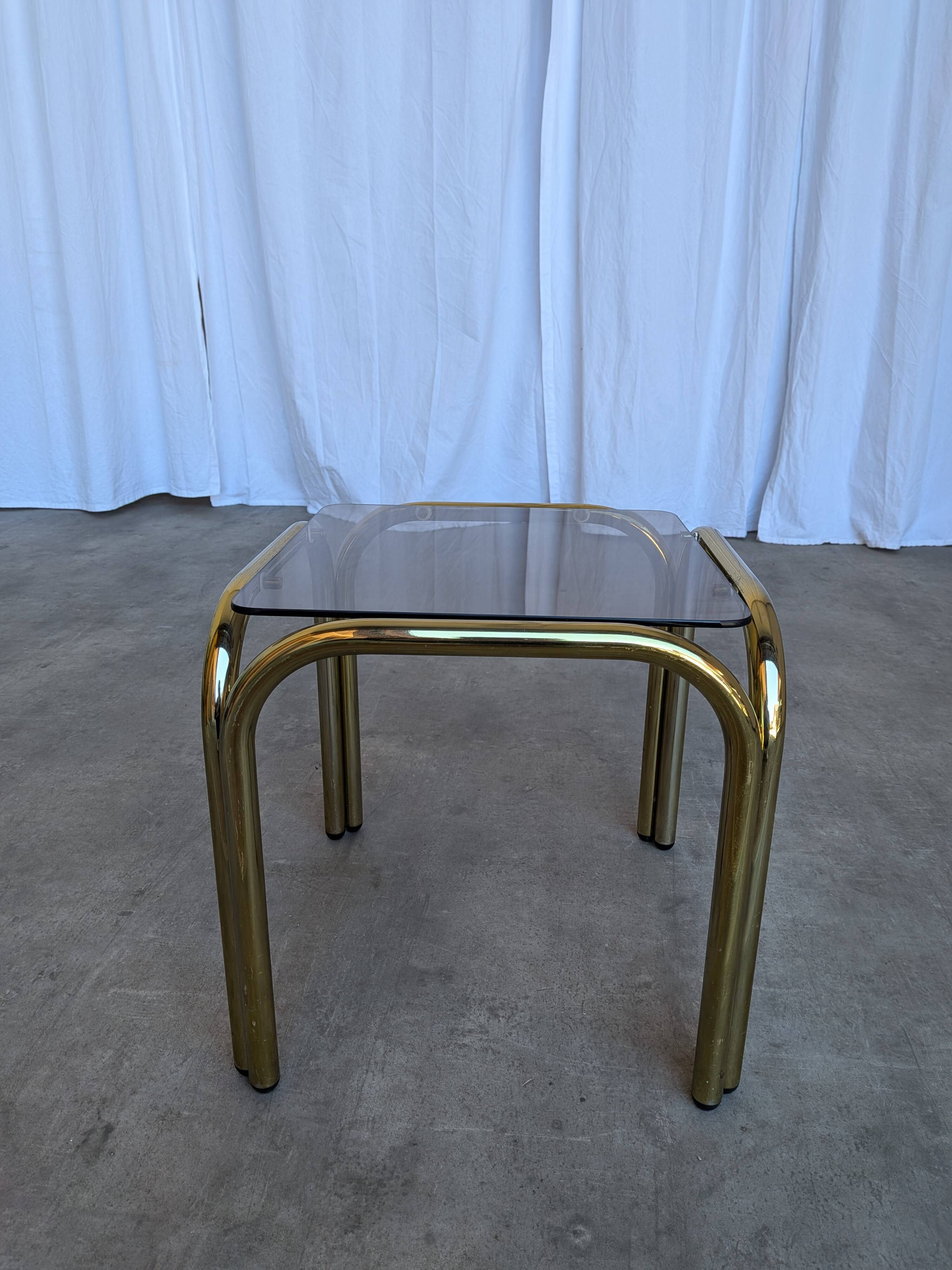 Table basse vintage en laiton et verre fumé / Moderne italien du milieu du siècle